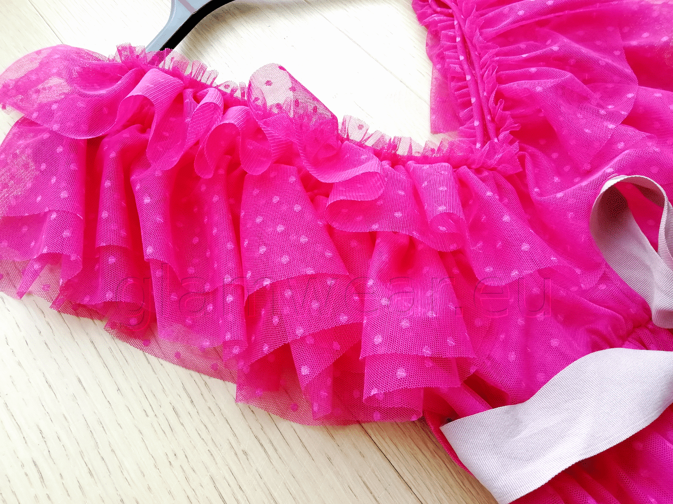 Fuksijas krāsas mini izlaiduma kleita ar uzpūstām piedurknēm – trinarosh